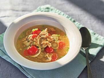 ツナとトマトの具だくさんスープ。老化防止や美肌効果にも
