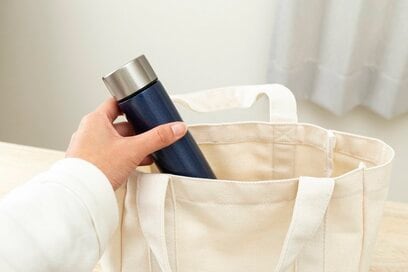 ついためがちなエコバッグ、輪ゴム、ガラスビン。60代ひとり暮らしの「ものを増やさない」工夫