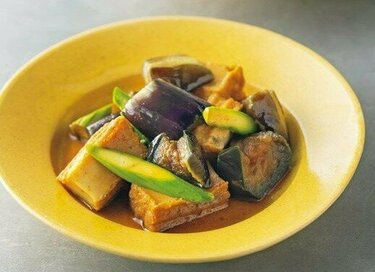 業務スーパー「冷凍揚げナス」が使い勝手バツグン。じゅわっとおいしく簡単に1品完成