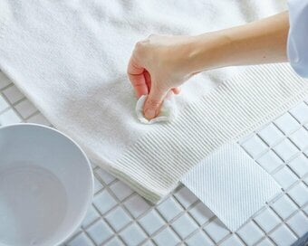 冬物ニットをしまう前に！毛玉や伸びた袖口がおうちケアで解決