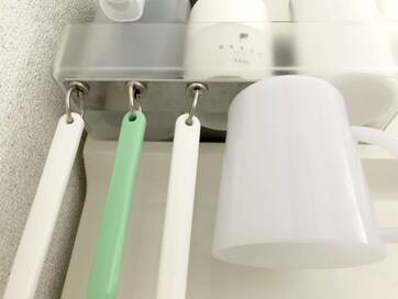 100円グッズ3つでできる歯ブラシ収納。つるして清潔に
