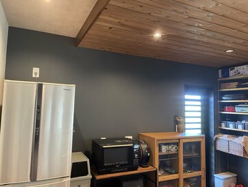 白を減らしたインテリア。落ち着いた雰囲気で劣化が気にならない家づくり