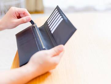 貯まる人の財布とスマホの特徴3つ。レシートは即捨て、見た目にも傾向が