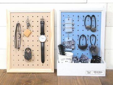 セリアの有孔ボードをボンドではるだけ！シックなアクセサリー収納スタンド