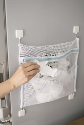 フックで簡単小物収納！収納扉の裏や冷蔵庫脇が見ちがえるように使いやすく