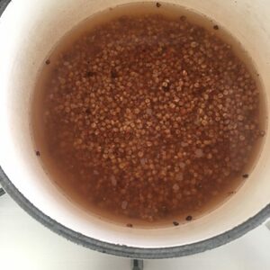 お肉の代わりに炊いた「タカキビ」を使うだけ