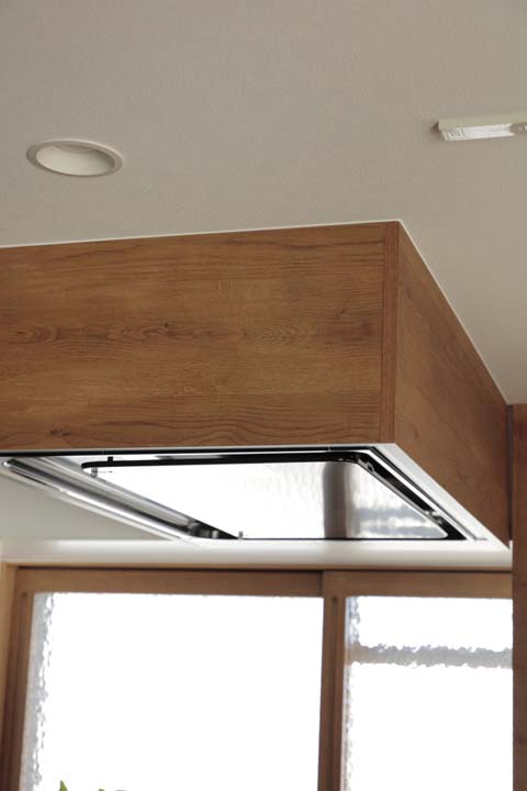 不燃の木製カバーを採用したレンジフード