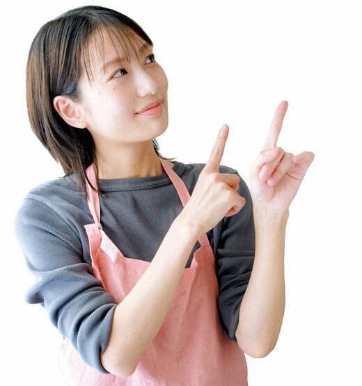 右斜め上を両手で指さす長谷川さん