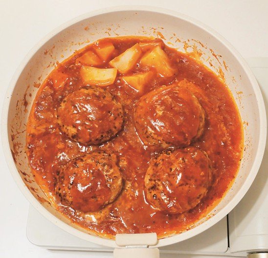 ハンバーグを盛り付け