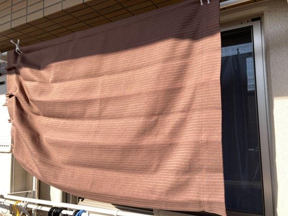 カーテンを外に干している