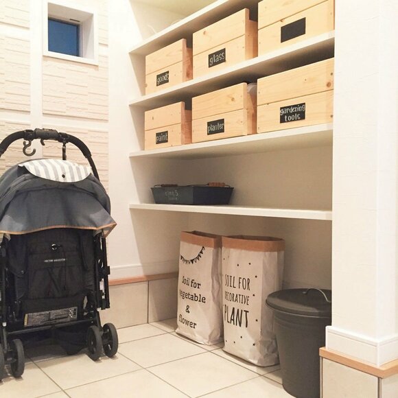 玄関の棚の下に米袋