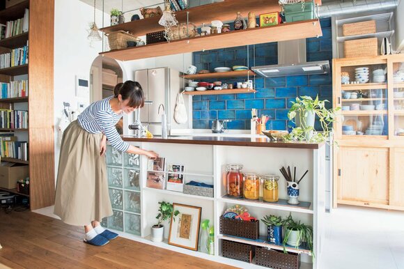 ボーダー女性 キッチン裏カウンター下