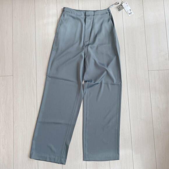 サテンリラックスストレートパンツ