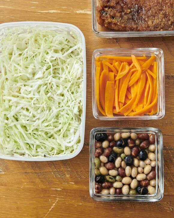 容器に野菜や豆など