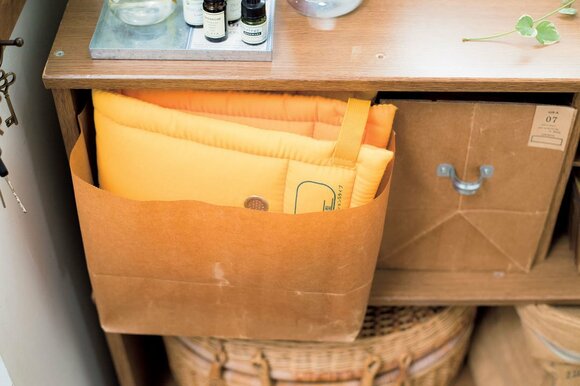 かさばる防災頭巾は袋に入れて隠す