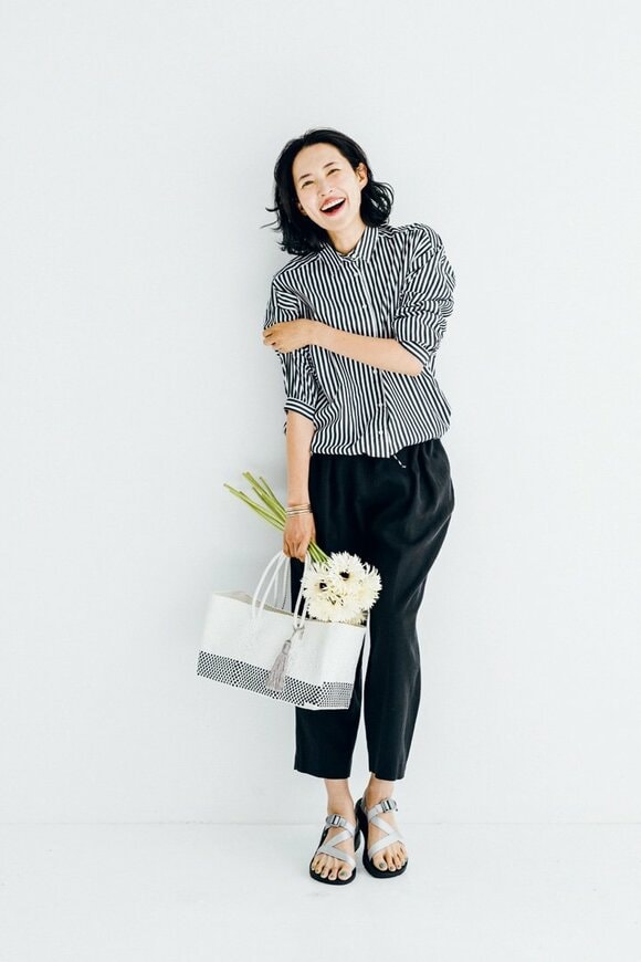 ストライプシャツ女性