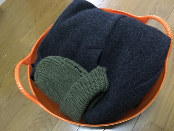 ポケットの中身などの荷物はこの棚に全部置いてくれたら片づけ完了