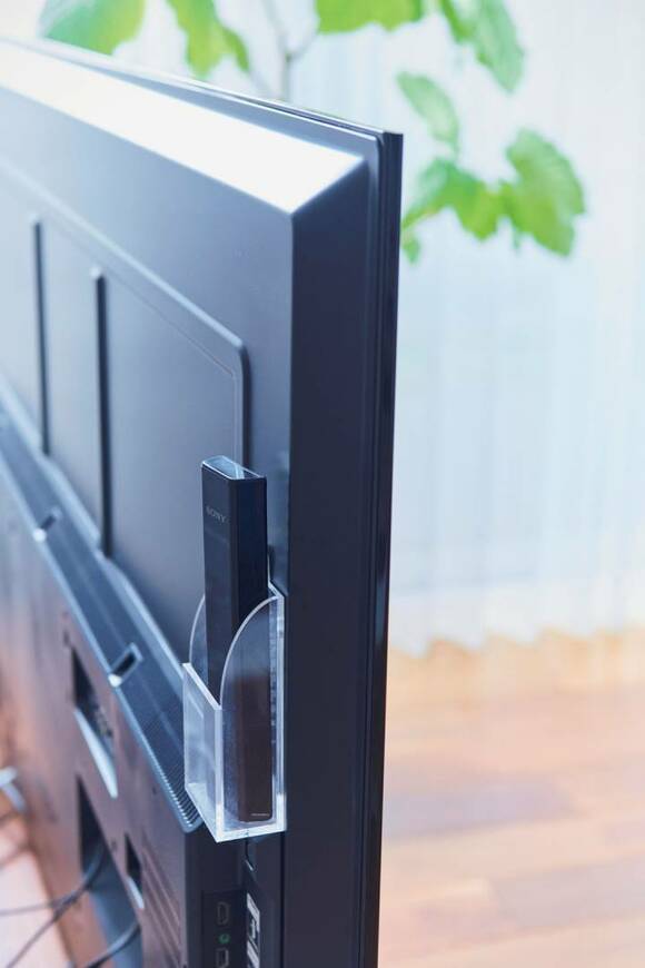 テレビ裏にリモコン収納