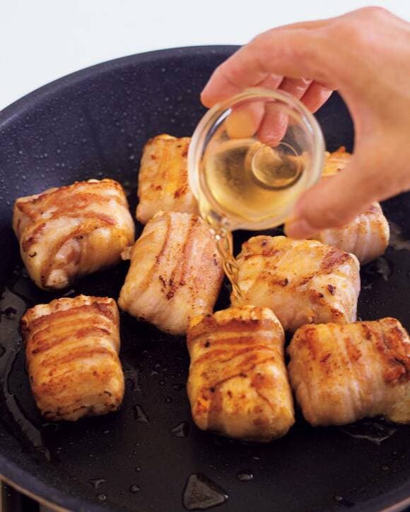 フライパンに入ったお肉に調味料