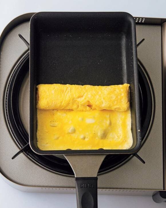 卵焼き器に卵焼き