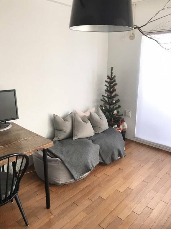 ソファの隣にクリスマスツリー