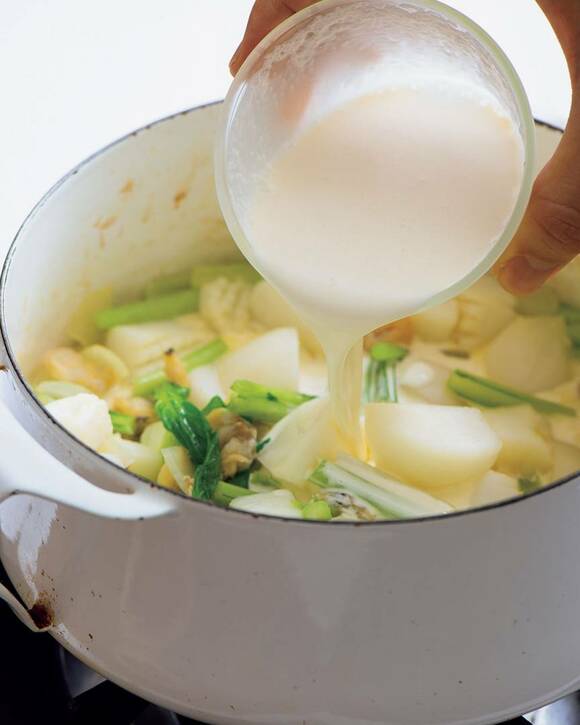 お鍋にクリームを入れる様子