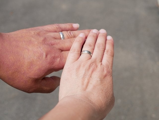 夫婦で手を重ねる