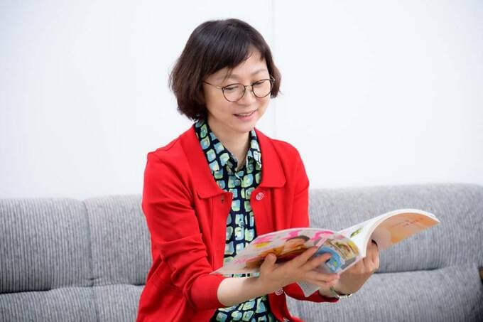 雑誌を見る尾崎真佐子編集長