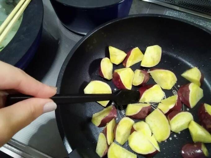 フライパンの上の芋をひっくり返す様子