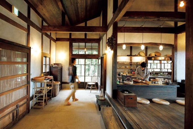 高い天井と広い土間