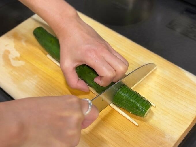 きゅうりを切る