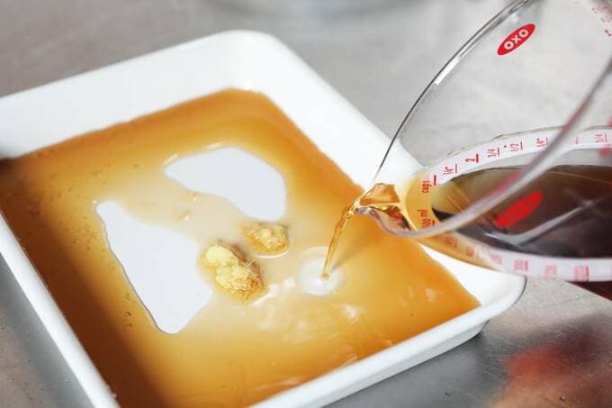 バットにめんつゆ、すりおろしショウガを合わせる