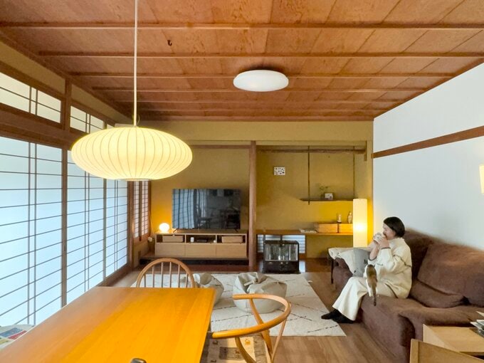 リビングでくつろぐひでさん