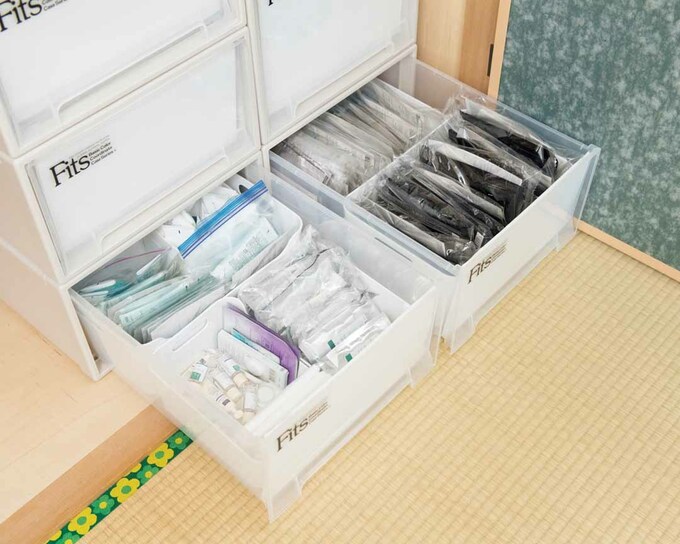 ファイルボックスには顧客のカルテ、ケースにはマッサージ用品などを収納した様子
