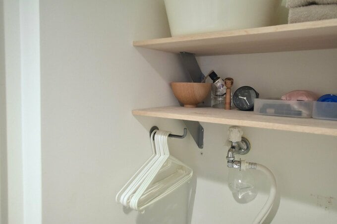 洗濯機上に収納したハンガー