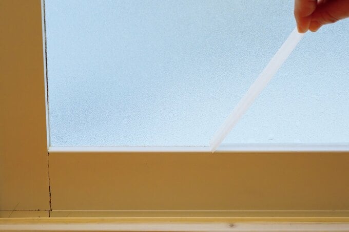 マスキングテープをはがす様子