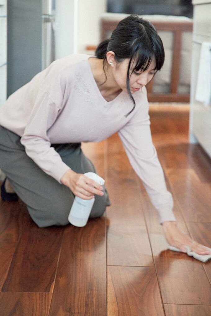 専用の洗剤で床を丁寧にふく