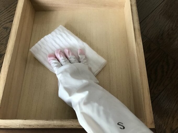 木製素材をクロスで掃除