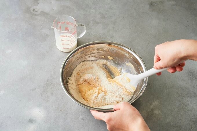 ゴムベラで混ぜる