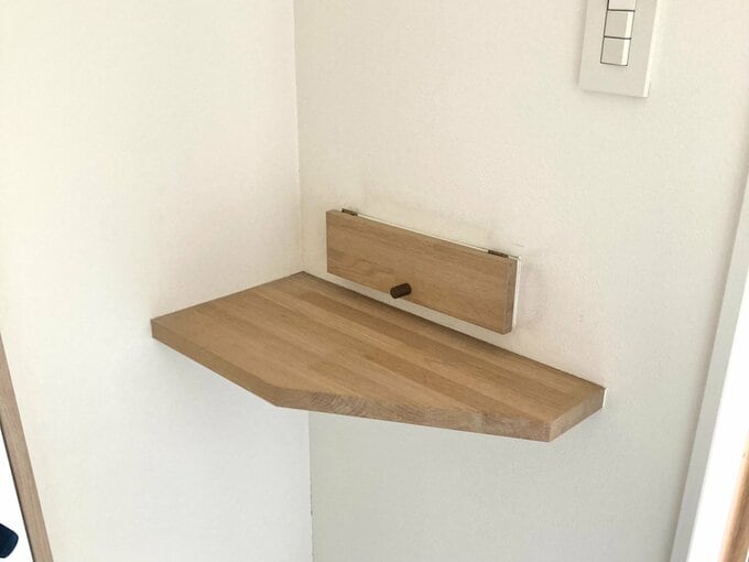 真鍮のつまみと木製扉の郵便取り出し口