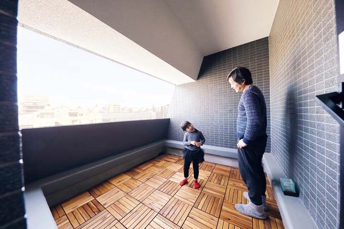 ウッドパネルをDIYで敷いたバルコニー