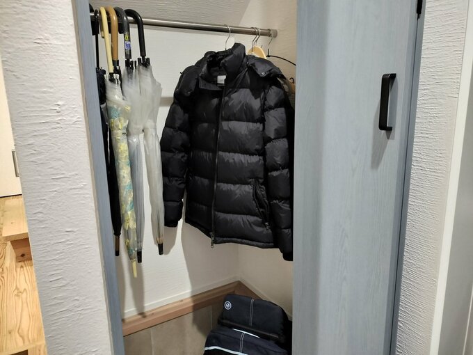 ハンガーポールが設置された収納