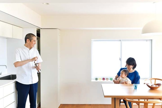 ダイニングキッチンでくつろぐ親子