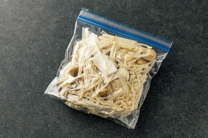 保存袋に入れたシメジ、エリンギ、エノキダケ