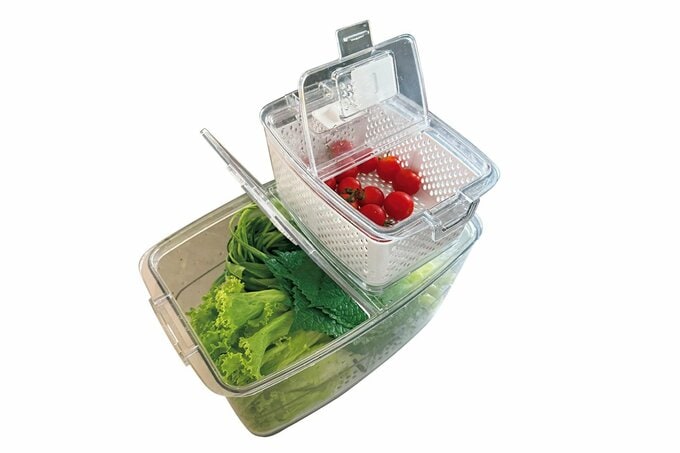 野菜が入った保存容器2つ