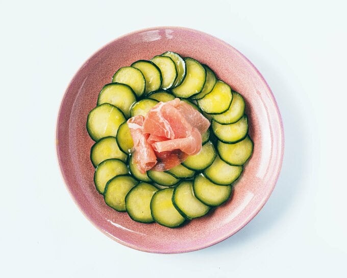 ズッキーニのフローズンサラダ生ハム添え