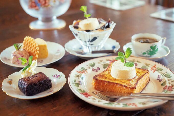 ケーキやコーヒーゼリーが並ぶ