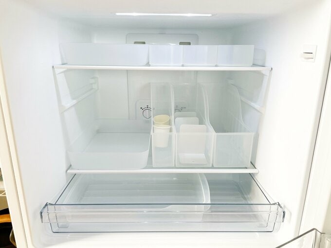 棚幅にぴったりの収納グッズで枠をつくった