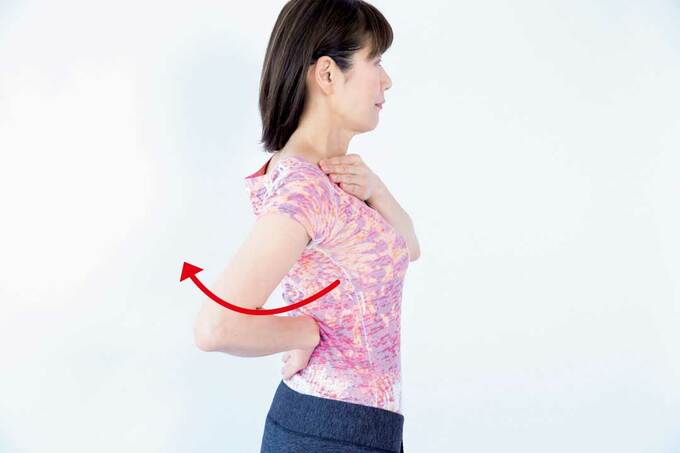 右手を腰に添えて右ひじを後ろに引いている様子