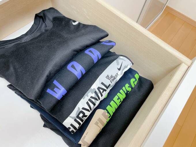 たたまれた黒い服